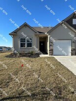 12428 S Parkwood Ln in Greenwood, MO - Building Photo