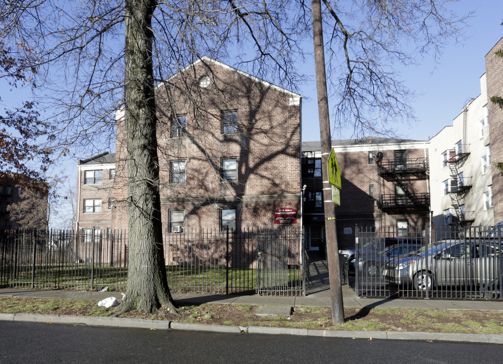 121 N Walnut St in East Orange, NJ - Building Photo