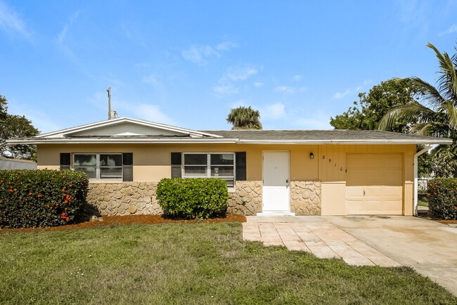 8910 Cypress Lake Dr