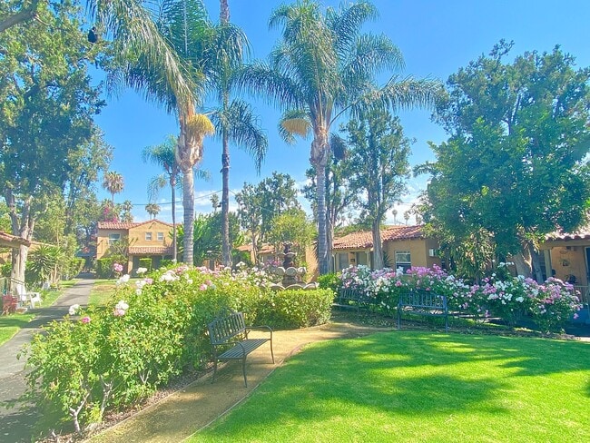 5225 De Longpre Ave in Los Angeles, CA - Building Photo - Building Photo
