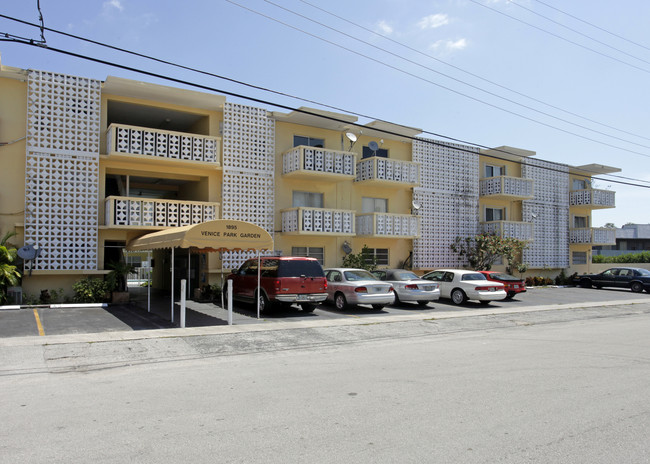 Venice Gardens Apartments in North Miami, FL - Foto de edificio - Building Photo