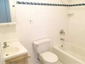 141-33 Pershing Crescent in Queens, NY - Foto de edificio - Building Photo