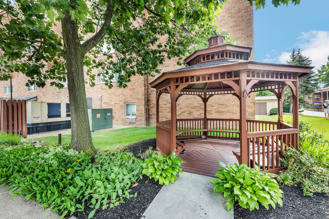 Campbell Court Apartments in Shaker Heights, OH - Foto de edificio - Building Photo