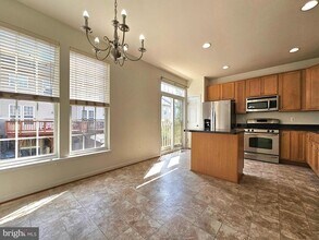 15328 Elizabeth Burbage Loop in Woodbridge, VA - Foto de edificio - Building Photo