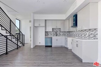 1035 Wilcox Ave in Los Angeles, CA - Building Photo - Building Photo