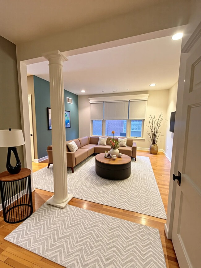 2317 W Thomas St in Chicago, IL - Building Photo - Building Photo