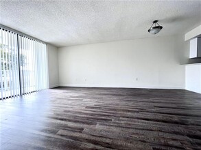 18335 NW 68th Ave, Unit 790-420 in Hialeah, FL - Building Photo - Building Photo