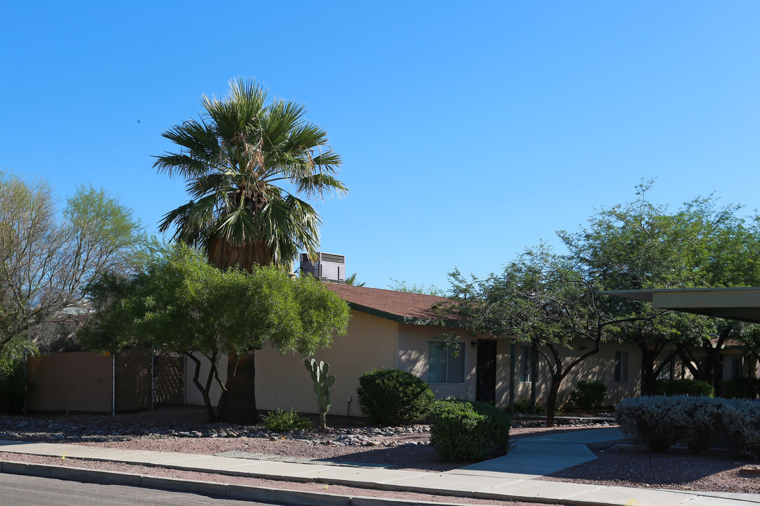 1204 N Winstel Blvd in Tucson, AZ - Foto de edificio