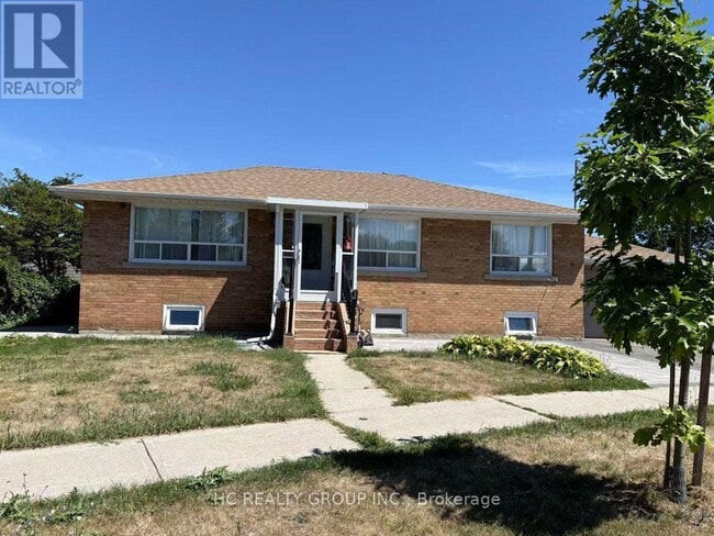 property at 7 Ivanhoe Ct