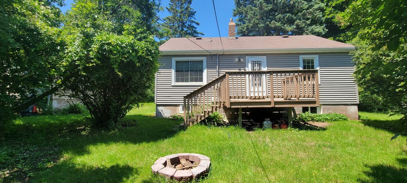 718 E Skyline Pkwy in Duluth, MN - Building Photo