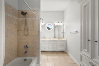 138 Isles End Rd in Tiki Island, TX - Building Photo - Building Photo