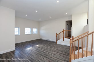 14311 US-9W in Ravena, NY - Foto de edificio - Building Photo