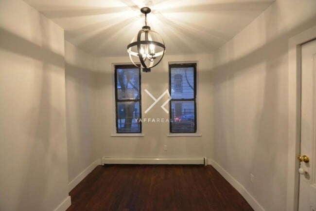 17-15 Bleecker St in Queens, NY - Foto de edificio - Building Photo