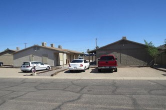 BRING ALL OFfERS - SELLER MOTIVATED in Casa Grande, AZ - Foto de edificio - Building Photo