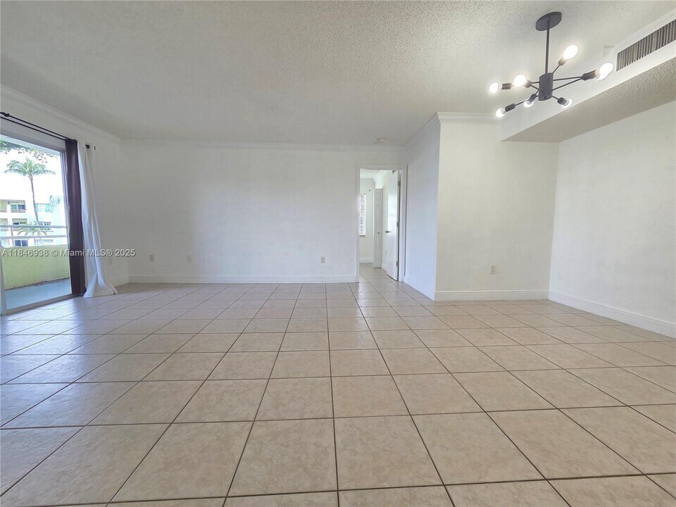 10765 SW 108th Ave in Miami, FL - Building Photo