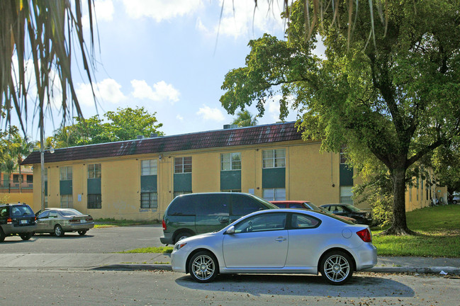 Barbara Gardens Apartments in Miami, FL - Foto de edificio - Building Photo