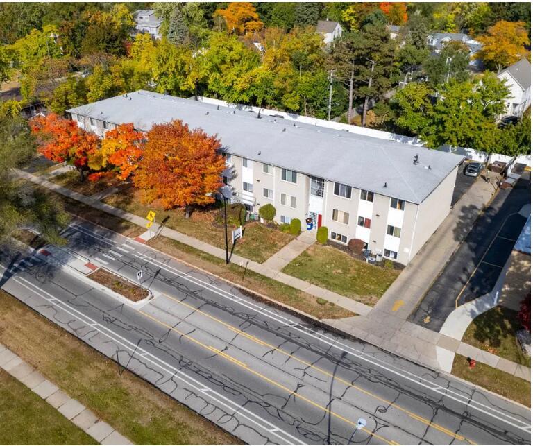 1250 W Nine Mile Rd in Ferndale, MI - Building Photo