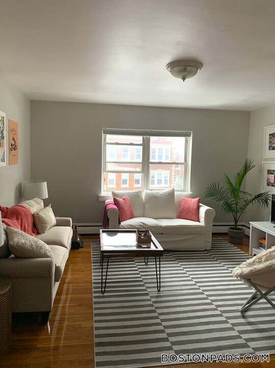 61 Selkirk Rd in Boston, MA - Building Photo