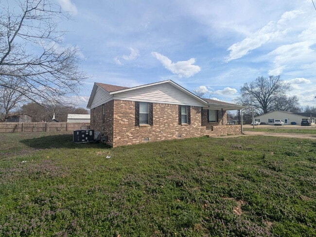 140 Meek St in Martin, TN - Building Photo - Building Photo