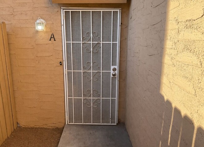 property at 5247 Garden Ln