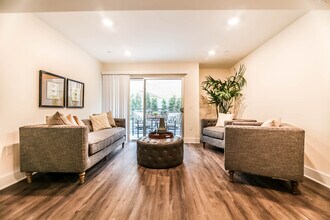 5026 Rosewood Ave, Unit 505 in Los Angeles, CA - Foto de edificio - Building Photo