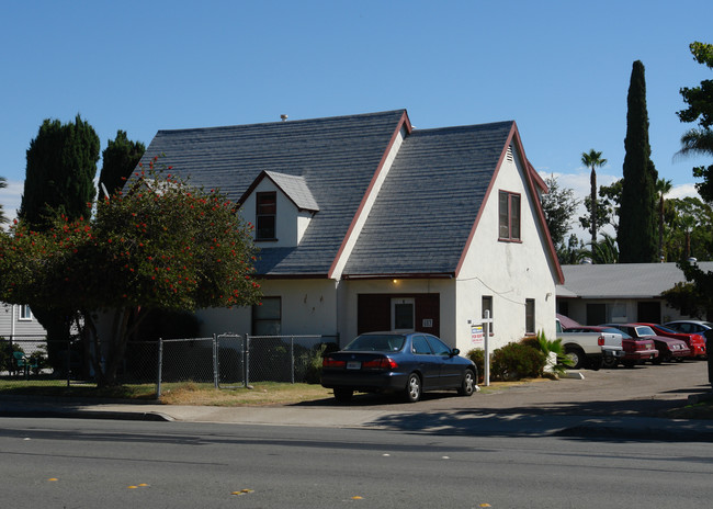 653 Avocado Ave in El Cajon, CA - Foto de edificio - Building Photo