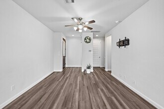 9913 Brickhouse Dr in Houston, TX - Foto de edificio - Building Photo