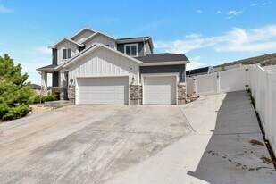 2105 E Weeping Cherry Ln in Eagle Mountain, UT - Building Photo