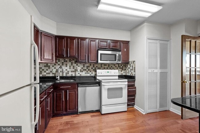 3713 S George Mason Dr in Falls Church, VA - Foto de edificio - Building Photo