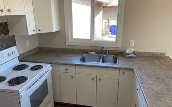 60 Carleton Dr in Saskatoon, SK - Building Photo - Building Photo