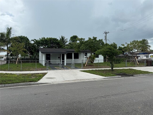 950 E 2nd St in Hialeah, FL - Building Photo - Building Photo