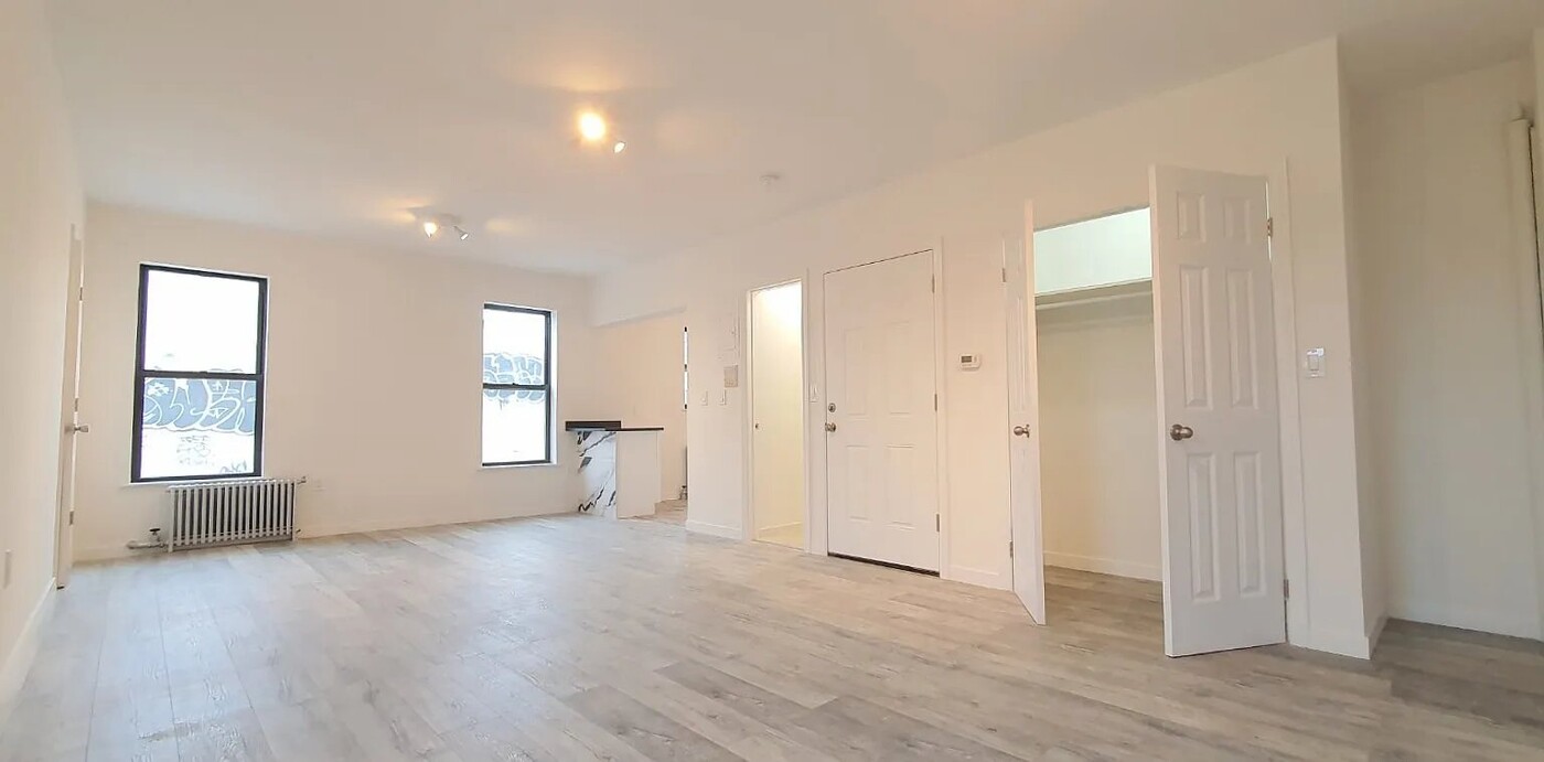 316 McGuinness Blvd in Brooklyn, NY - Building Photo