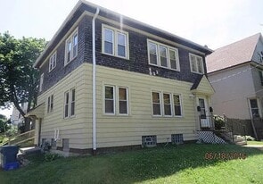 240 N 34th St in Milwaukee, WI - Building Photo