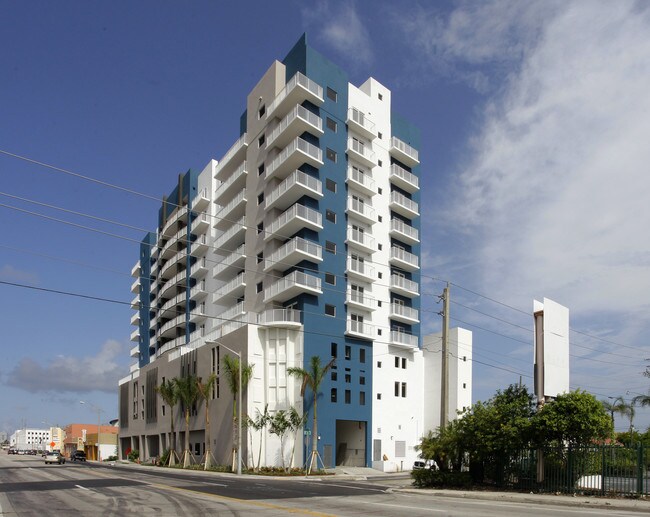 Stadium Tower in Miami, FL - Foto de edificio - Building Photo