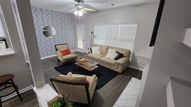 Room in Townhome on W Park Cir in College Park, GA - Building Photo - Building Photo
