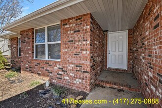 3318 S Valley View Dr in Springfield, MO - Building Photo - Building Photo