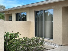 7010 W Country Club Dr N in Sarasota, FL - Foto de edificio - Building Photo