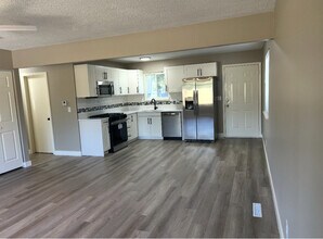 2009 Queens Dr in Bettendorf, IA - Building Photo - Building Photo