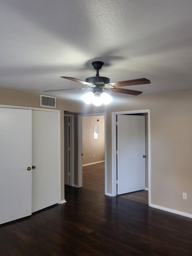 221 Kerby St in Arlington, TX - Building Photo - Building Photo