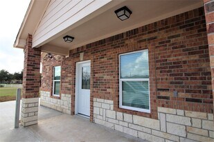 956 County Rd 281 in Alvin, TX - Building Photo