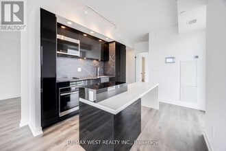 370 Martha St in Burlington, ON - Building Photo - Building Photo