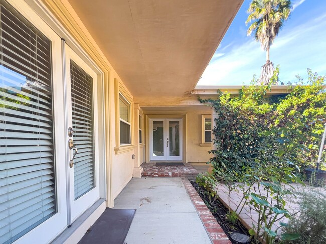 15424 Camarillo St in Los Angeles, CA - Building Photo - Building Photo