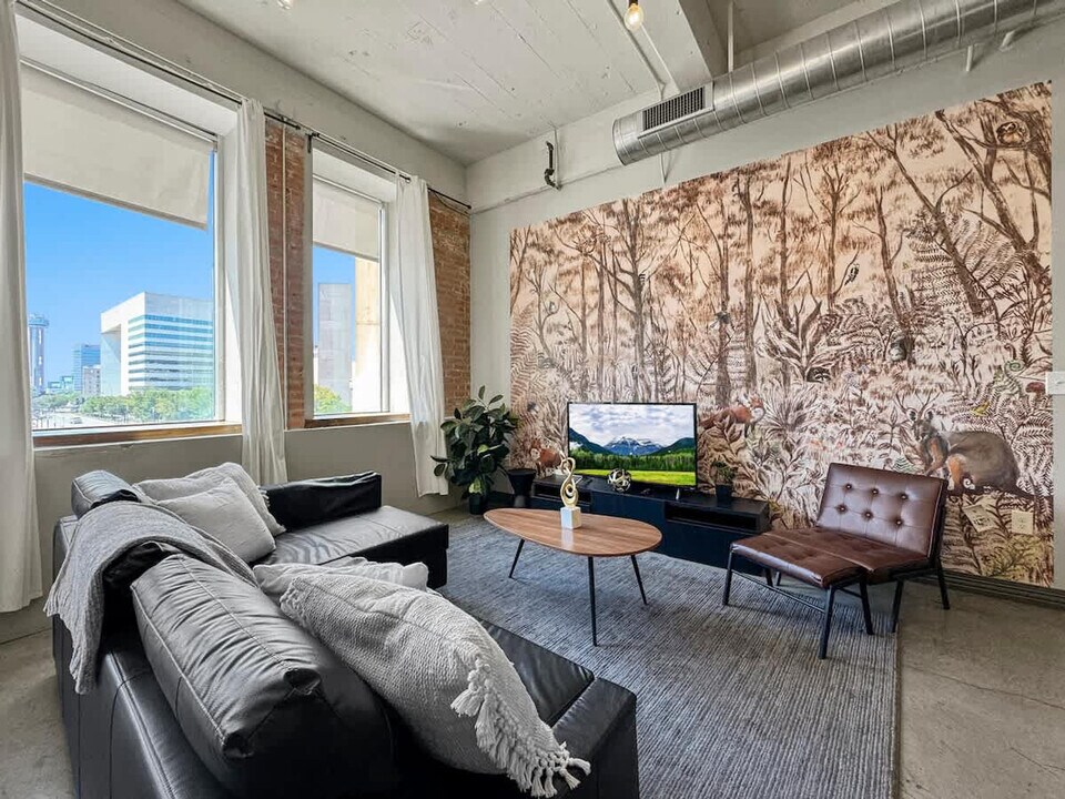 555 Evergreen St in Dallas, TX - Building Photo