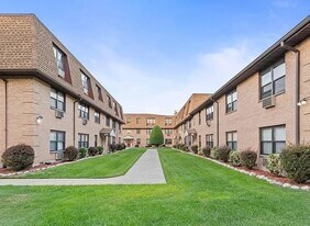 16 N End Dr in Secaucus, NJ - Building Photo