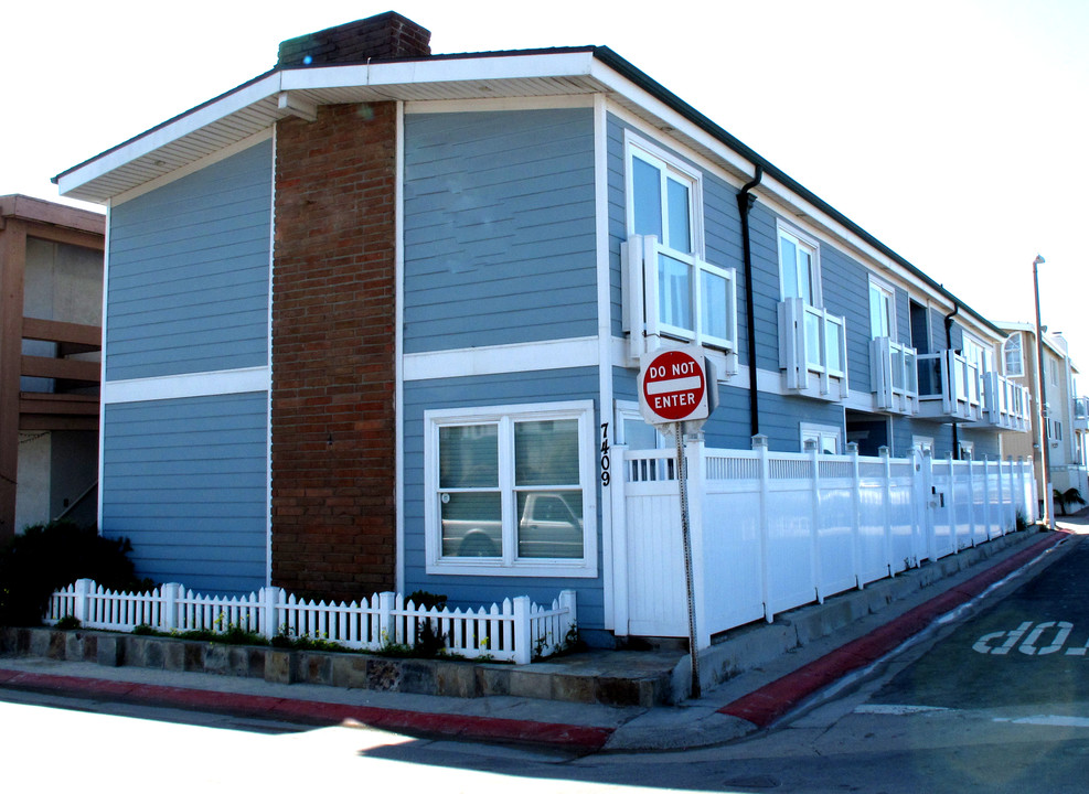 7409 Seashore Dr in Newport Beach, CA - Building Photo