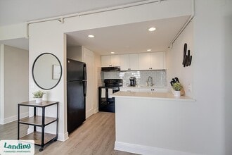 305 Dr. M.L.K. Jr St S, Unit 402 in St. Petersburg, FL - Foto de edificio - Building Photo