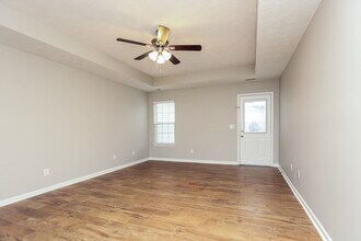 718 Wildwood Dr in Smyrna, TN - Foto de edificio - Building Photo