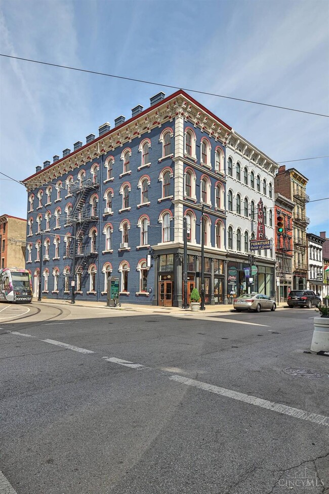 1201 Main St in Cincinnati, OH - Foto de edificio - Building Photo