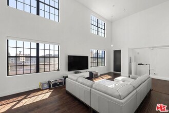 746 S Los Angeles St in Los Angeles, CA - Building Photo - Building Photo