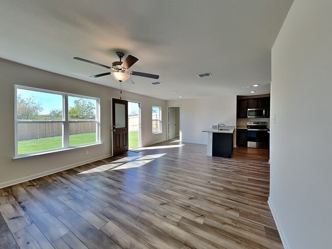 160 Cactus Crk Trl in Newark, TX - Foto de edificio - Building Photo